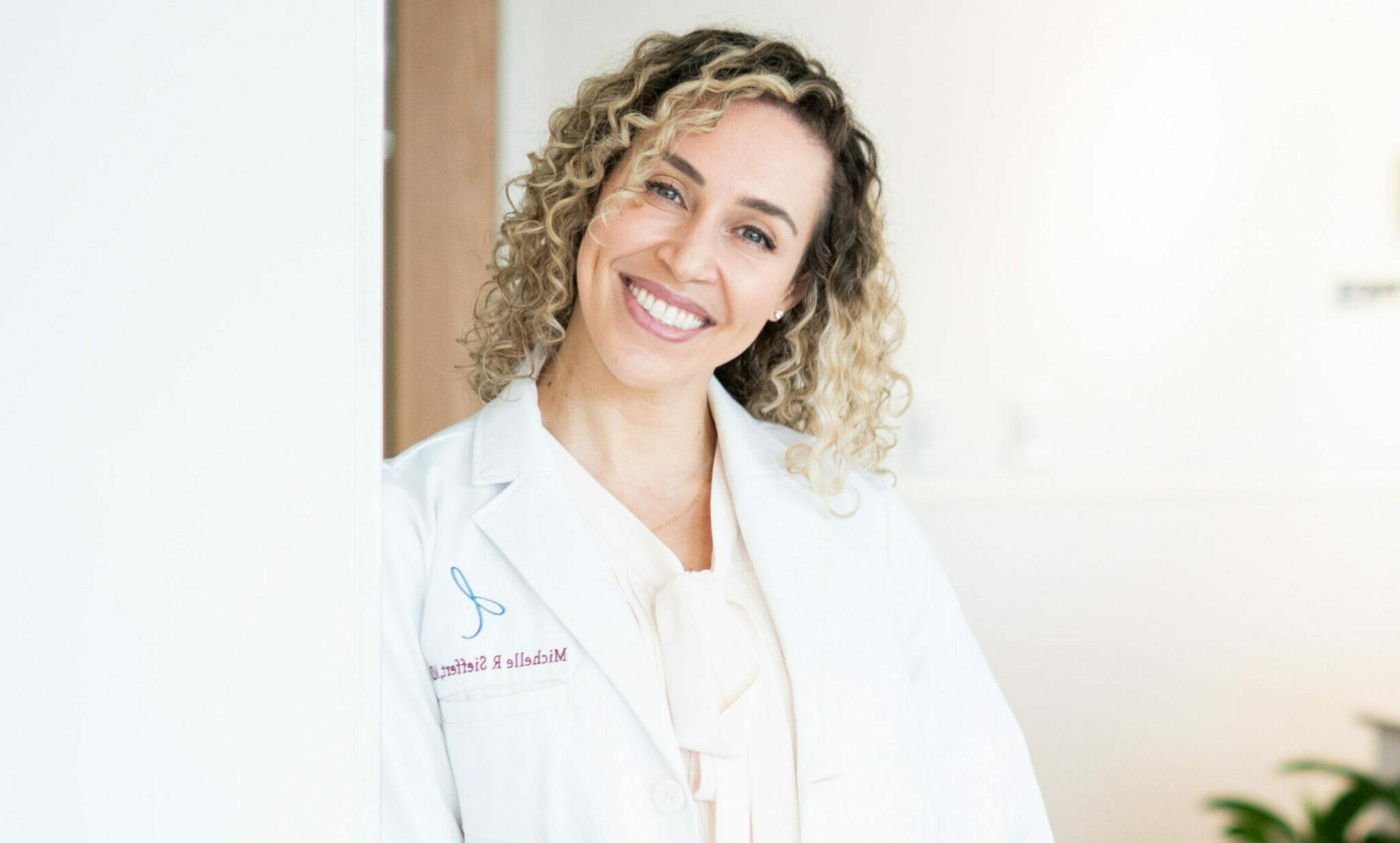 下巴 Implant Surgeon, Dr. Michelle Sieffert